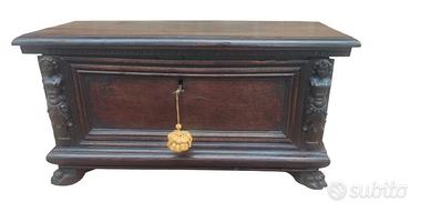 Piccola cassapanca barocca emiliana in noce