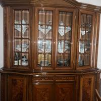 sala da pranzo con vetrina . 