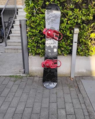 snowboard con attacchi BURTON (158cm)