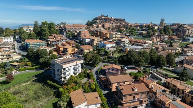 Rocca priora: appartamento con giardino e garage