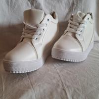 Sneakers bianche con zeppa interna