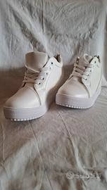 Sneakers bianche con zeppa interna