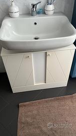 Specchiera bagno e mobile sotto lavandino