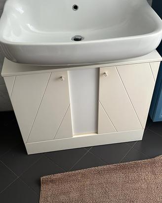 Specchiera bagno e mobile sotto lavandino