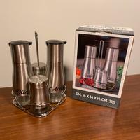 Set condimento con Olio Aceto Sale e Pepe