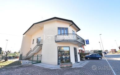 QUADRILOCALE RISTRUTTURATO CON TERRAZZO ED ATTIVIT