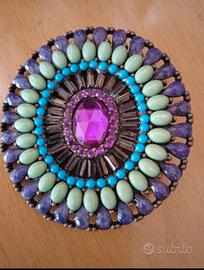 Spilla di perline variopinta