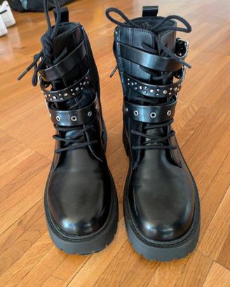 Anfibi pelle nera  nuovi Zara 37
