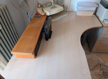 scrivania con cassettiera 