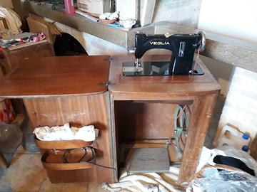 Macchina da cucire d'epoca