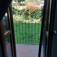 Camera con giardino e balcone