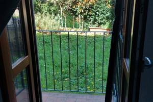 Camera con giardino e balcone