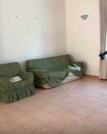 un divano e due poltrone