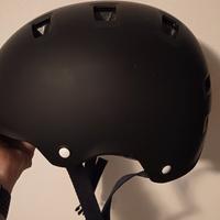 casco per skateboard , pattini e bici