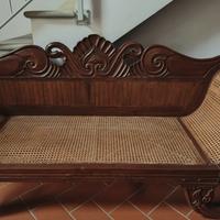 grande divano in legno e paglia