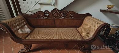 grande divano in legno e paglia