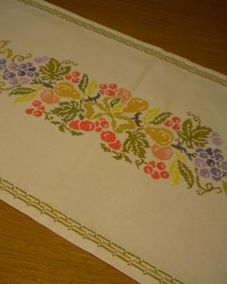 CENTROTAVOLA RICAMATO A MANO SU AIA-93,5X40cm
