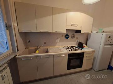 Cucina completa colore avorio lungh. 240cm