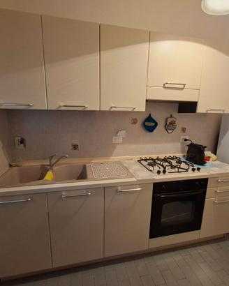 Cucina completa colore avorio lungh. 240cm