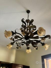 Lampadario vintage in ferro battuto a motivo flore