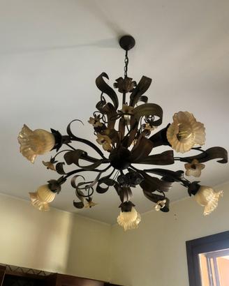 Lampadario vintage in ferro battuto a motivo flore