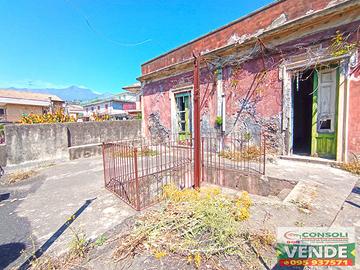 Casa singola con terrazze e giardino a Giarre