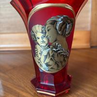 Vaso in vetro rosso rubino con decoro