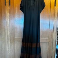 Vestito nero ampio con riga marrone