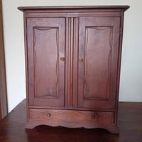 armadietto in legno vintage per bambole