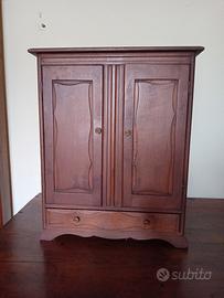 armadietto in legno vintage per bambole