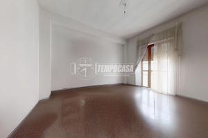 2 VANI LIBERO E IN ZONA VICINA AL CENTRO