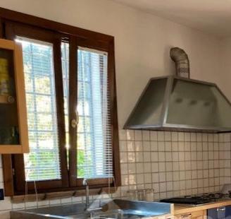 4 Infissi in legno + 1 persiana blindata
