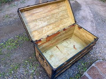 Antico baule in legno e juta