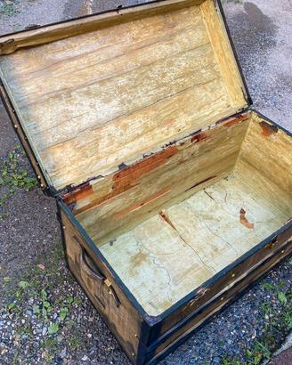 Antico baule in legno e juta