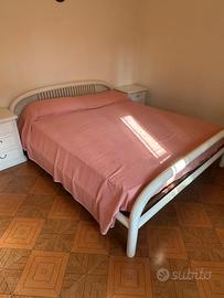letto matrimoniale e comodini