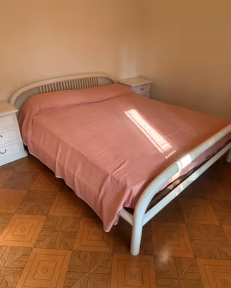 letto matrimoniale e comodini