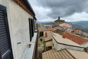 Casa più deposito nel paese di anzi