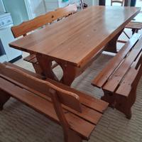 TAVOLO CON PANCHE E POLTRONE  -