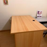 Scrivania da ufficio e porta stampante