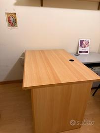 Scrivania da ufficio e porta stampante