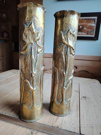 Coppia vasi bossoli sbalzati e cesellati