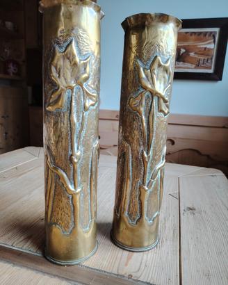Coppia vasi bossoli sbalzati e cesellati