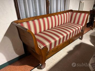 Elegante divano vintage in legno massello