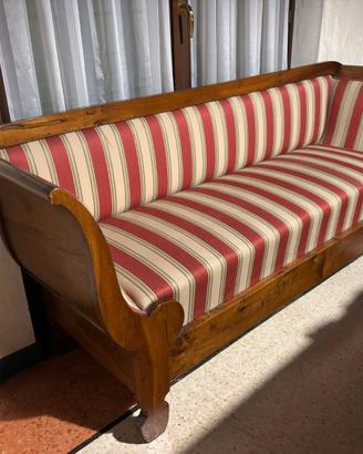 Elegante divano vintage in legno massello