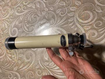 Telescopio monoculare vintage con treppiede