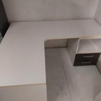 scrivania bianca da ufficio in buone condizione 