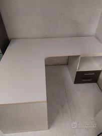 scrivania bianca da ufficio in buone condizione 