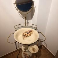 Lavabo da camera in ceramica e ottone