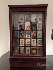 Collezione 50 Zippo Originali + 2 Vetrine