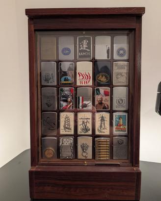 Collezione 50 Zippo Originali + 2 Vetrine